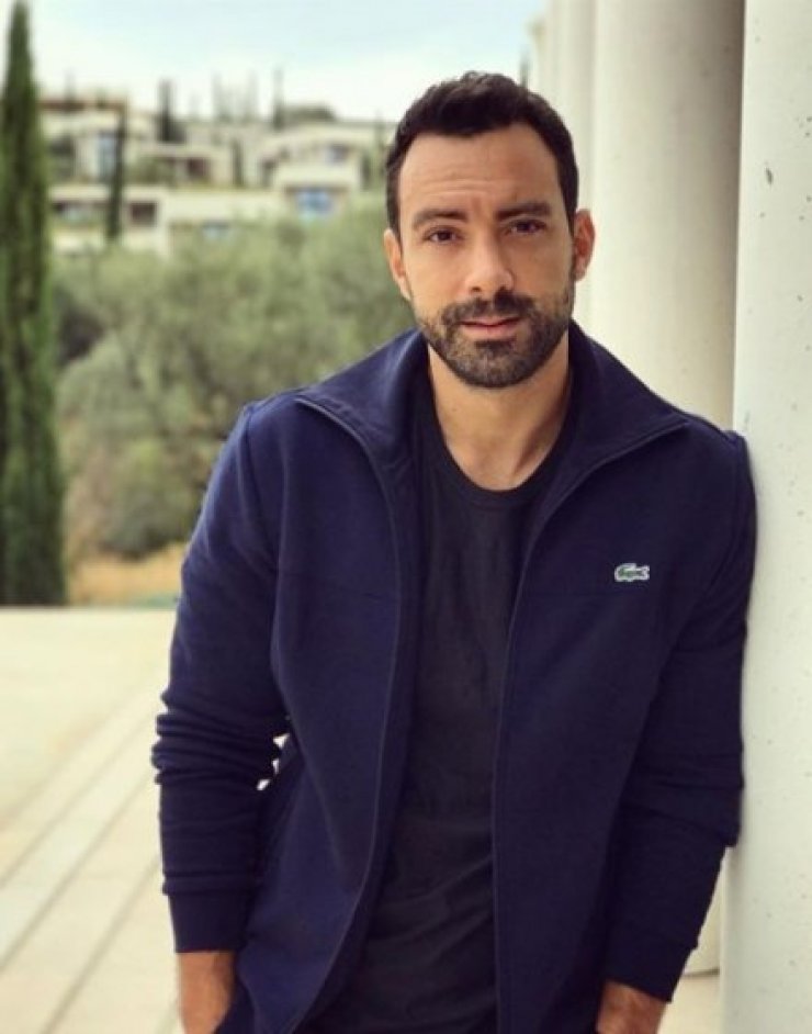 Δείτε το νέο και ανατρεπτικό look του Σάκη Τανιμανίδη λίγο πριν αναχωρήσει για τον Άγιο Δομίνικο