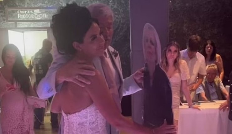 Έκλαιγαν όλοι από συγκίνηση: Νύφη χόρεψε με χάρτινο ομοίωμα της νεκρής μαμάς της [βίντεο]