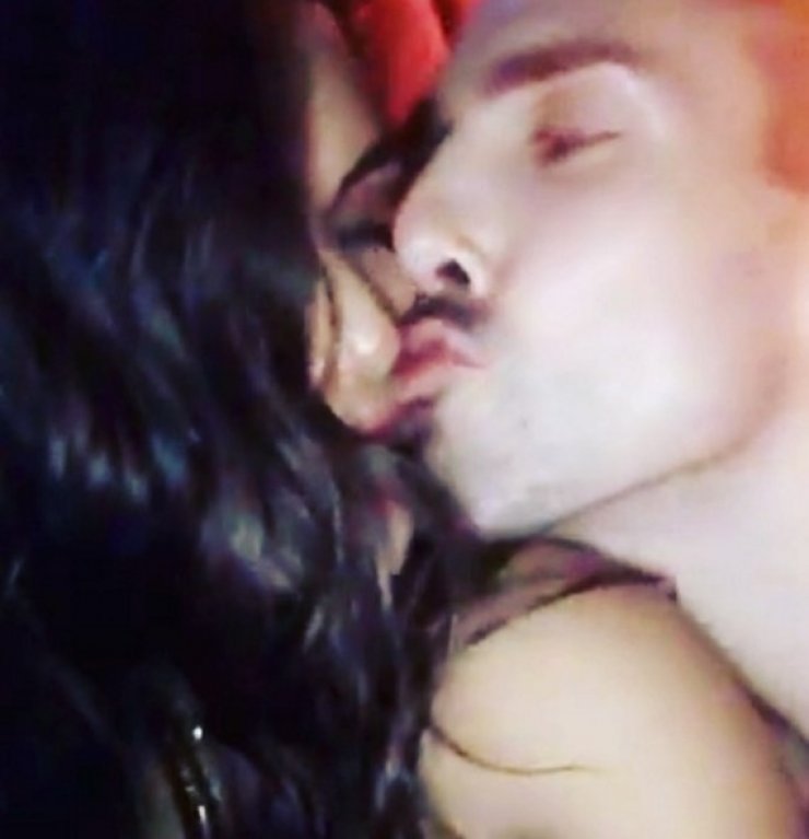 Eλευθερία Ελευθερίου: Καυτά φιλιά με άγνωστο νεαρό σε μαγαζί της Αθήνας 