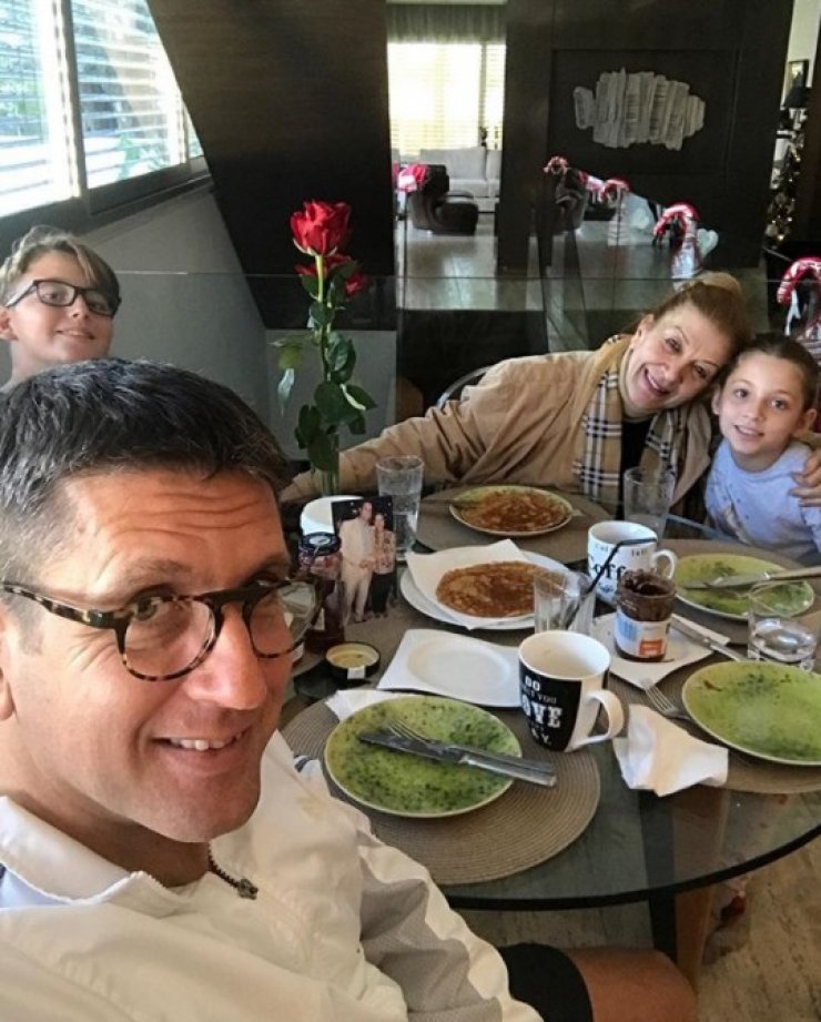 Δείτε την 78χρονη μητέρα του Χριστόφορου Τορναρίτη να χορεύει ζεϊμπέκικο