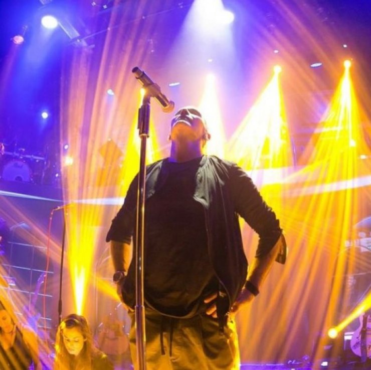 Πασίγνωστος Έλληνας τραγουδιστής παντρεύεται!