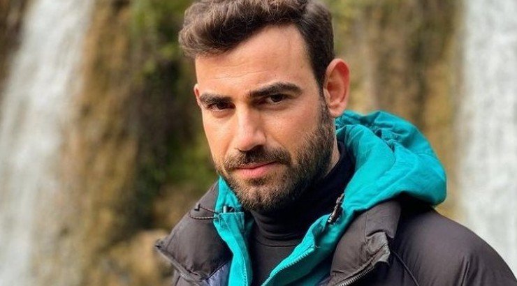 Nίκος Πολυδερόπουλος: Δημοσίευσε την πρώτη φωτογραφία με την κούκλα σύντροφο του 