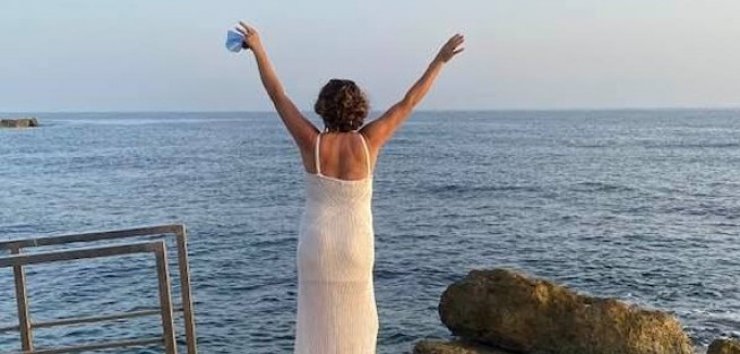 Εξοργισμένη η Κύπρια πρωταγωνίστρια! Επιτήδειοι έσπασαν τα σκηνικά της παράστασης [εικόνα]