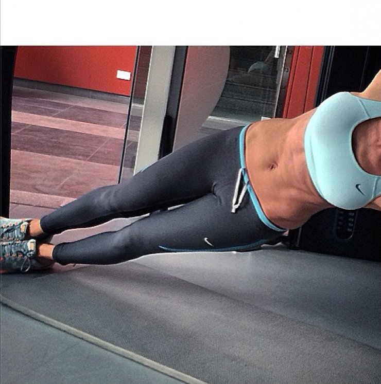 Έβαλε φωτιά στο instagram με τους κοιλιακούς της γνωστή Κύπρια!