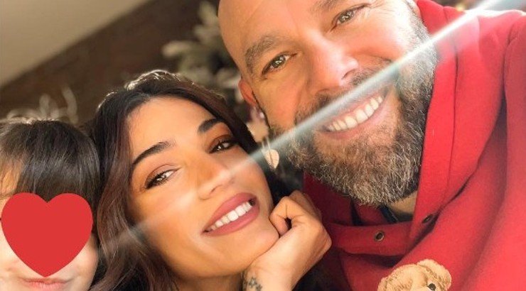 Ήβη Αδάμου - Μιχάλης Κουϊνέλης: Πόζαραν με την κορούλα τους στο χριστουγεννιάτικο δέντρο και μας είπαν "Καλή χρονιά"