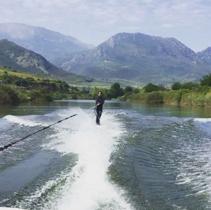 Επώνυμη Κύπρια για θαλάσσιο σκι σε ελληνικό παράδεισο