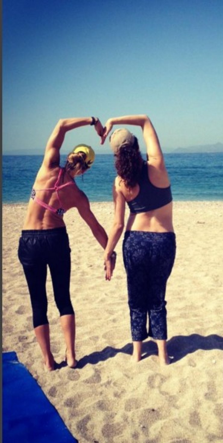 Η Ελληνίδα εστεμμένη είναι σε προχωρημένη εγκυμοσύνη και κάνει πρωινή γυμναστική!