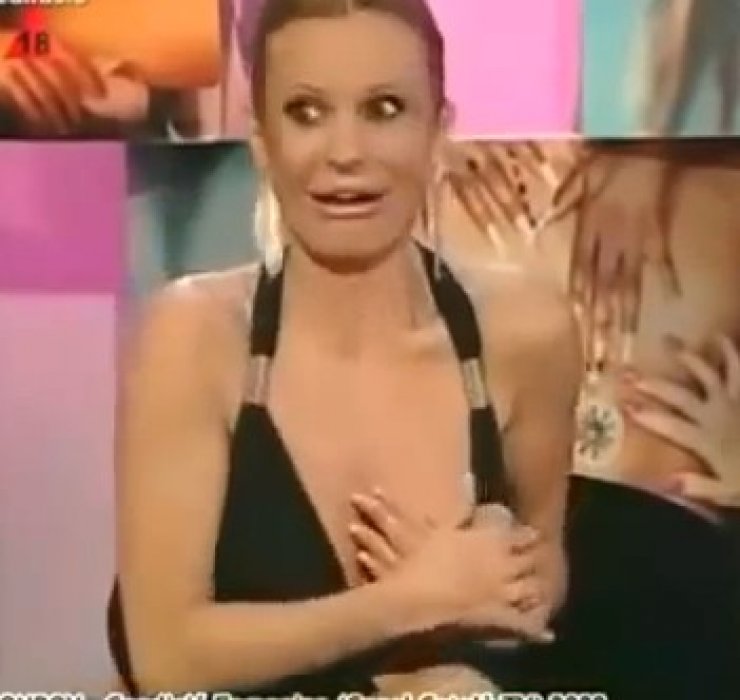 Της φάνηκε το στήθος οn air! [video]