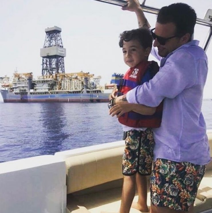 Λιώσαμε! Δείτε τον γιο του Χρύσανθου Τσουρούλλη να τραγουδάει στην τελική γιορτή του σχολείου του 