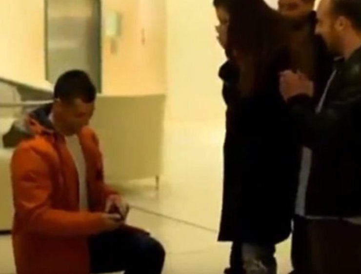 Παίκτης του "Survivor 2" έκανε πρόταση γάμου στην αγαπημένη του λίγο πριν αναχωρήσει για τον Άγιο Δομίνικο [βίντεο]