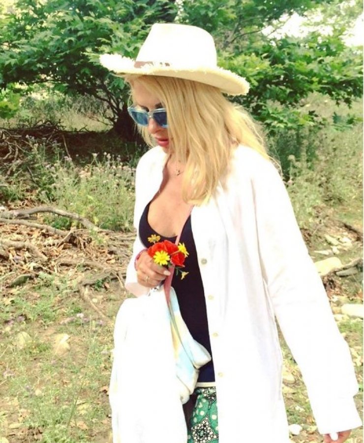 Η Ελένη Μενεγάκη στην Άνδρο: Δείτε φωτογραφίες με σέξι μαγιό από την απόδραση της!