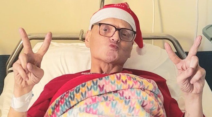 Γιώργος Δασκαλάκης: Η συγκλονιστική εικόνα του Έλληνα τραγουδιστή στο νοσοκομείο τη στιγμή της χημειοθεραπείας