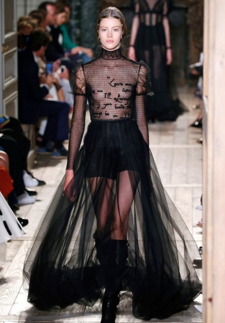 Υψηλή ραπτική: Αυτό το υπέροχο φόρεμα Valentino, χρειάστηκε 580 ώρες για να κατασκευαστεί