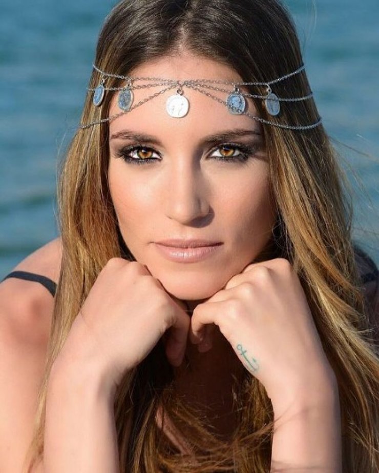 Αθηνά Οικονομάκου: Ποζάρει γυμνή μόνο με τα κοσμήματά της!