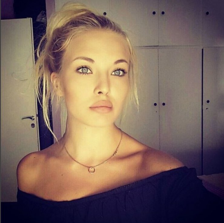 Δεν υπάρχει! Ο γιος της Ροζίτα Κεντάλα χορεύει σε ρυθμούς pop στο σαλόνι του σπιτιού στην Αθήνα