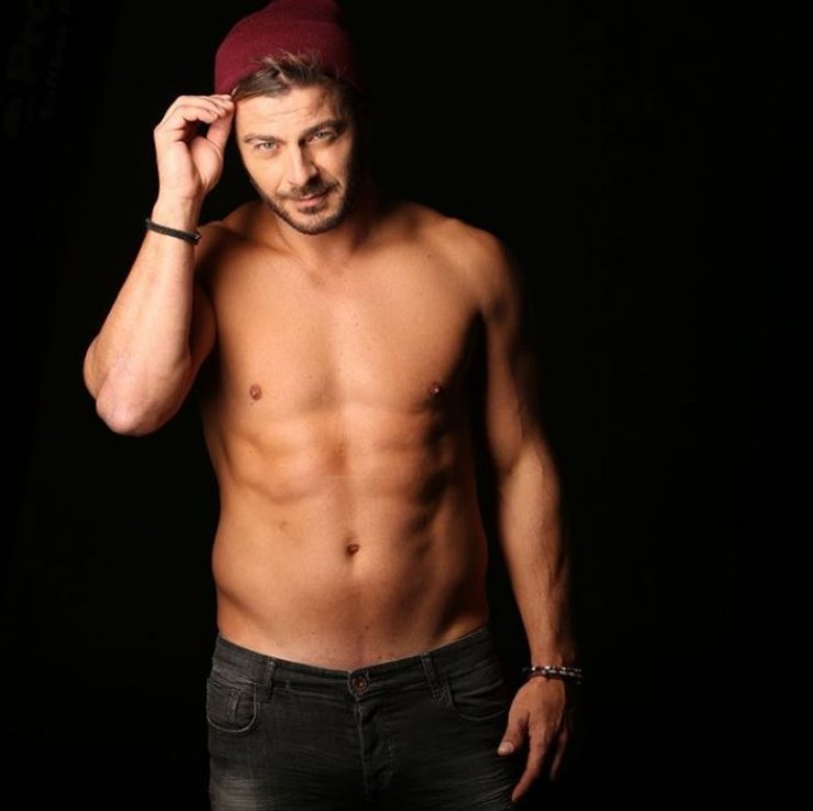 Έκραξαν τον Γιώργο Αγγελόπουλο για τις μασχάλες του [βίντεο]