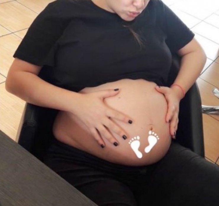 Επώνυμη Κύπρια μας δείχνει πρώτη φορά την φουσκωμένη της κοιλίτσα