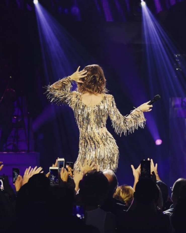 Πασίγνωστη τραγουδίστρια εσπευσμένα στο χειρουργείο μετά από σοβαρό πρόβλημα υγείας