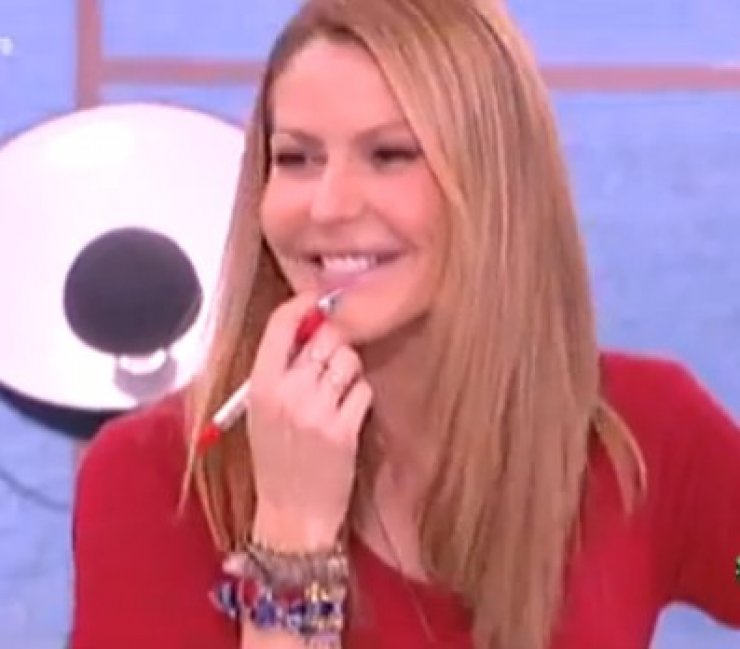  Με πατερίτσες η Τζένη Μπαλατσινού στο «Πρωινό Mou» [video]