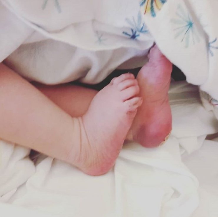 Επώνυμη Ελληνίδα υποδέχθηκε το νέο μέλος στην οικογένεια της