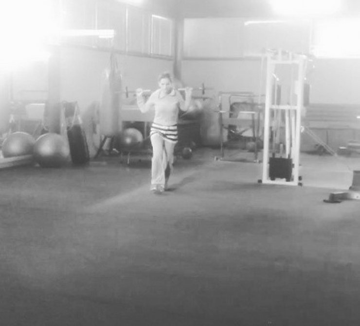 Δείτε Κύπρια παρουσιάστρια να γυμνάζεται πολύ σκληρά από το πρωί