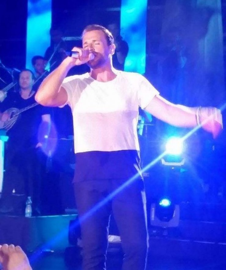 Η πιο φαντασμαγορική εμφάνιση του Νίκου Βέρτη στο "Alati by the Sea" στο Πρωταρά [βίντεο]