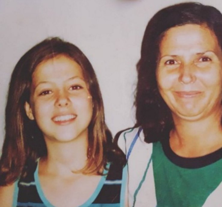 Την αναγνωρίζετε; Ποια πασίγνωστη Eλληνίδα τραγουδίστρια είναι το κοριτσάκι της φωτογραφίας;