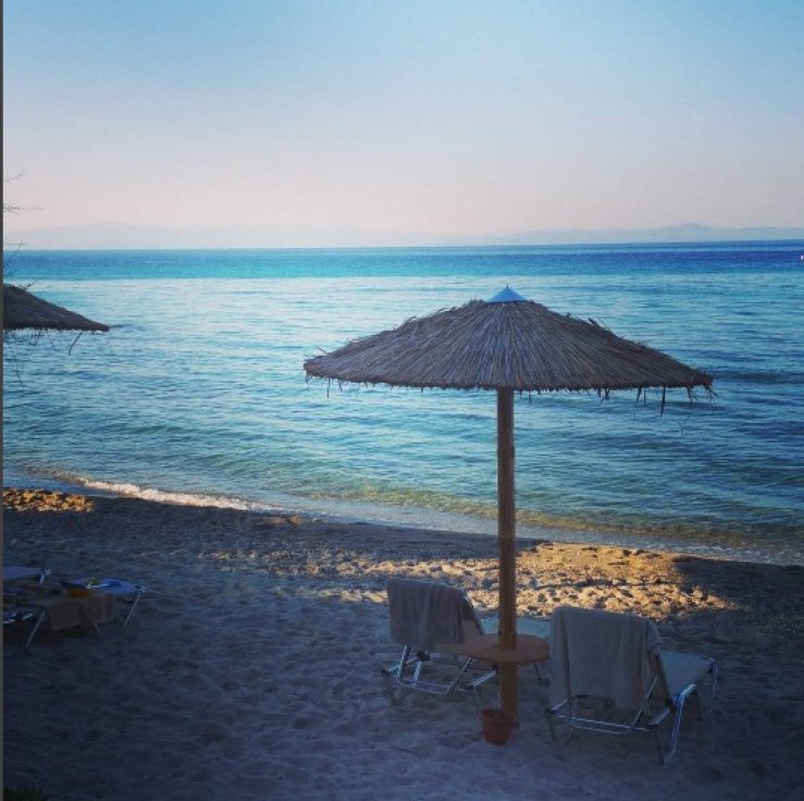 Ηθοποιός του ΣΙΓΜΑ κάνει διακοπές στη Χαλκιδική - Το ταξίδι - δώρο του συντρόφου της