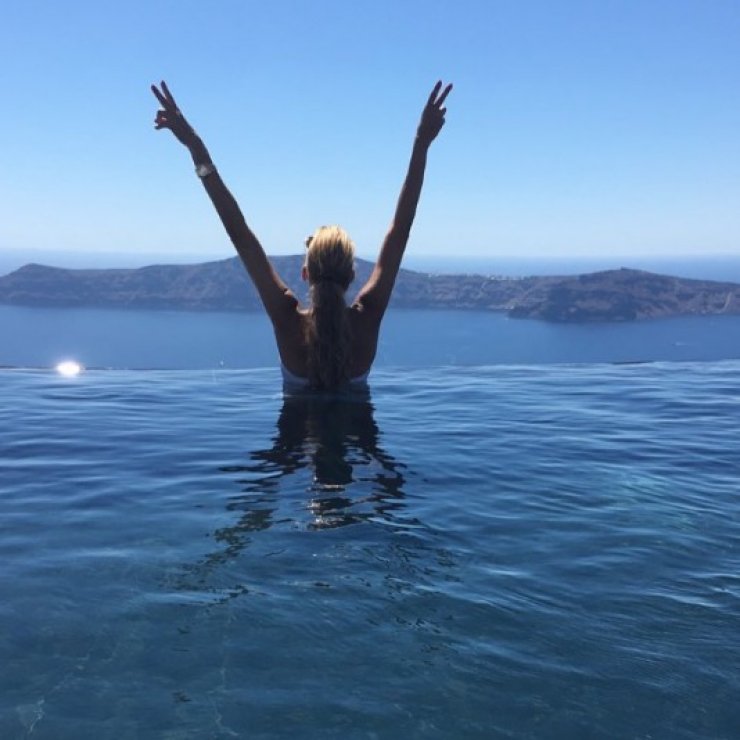 Ποια επώνυμη Κύπρια απολαμβάνει αυτή την θέα;