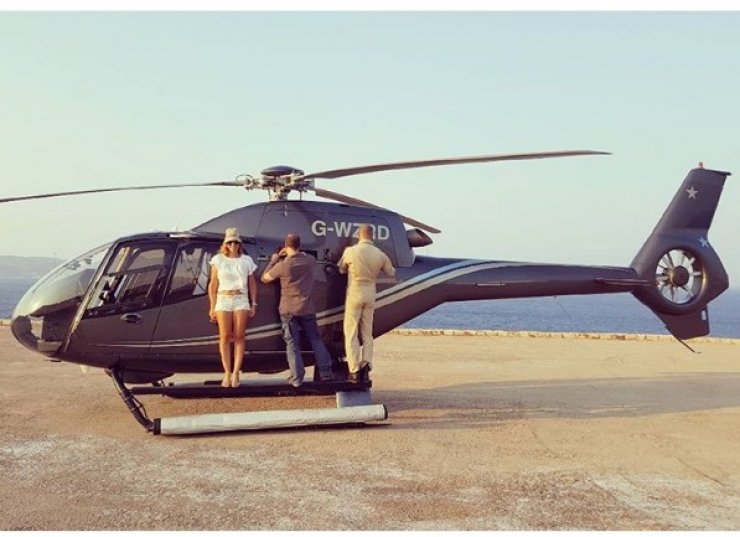 Η βόλτα επώνυμης Κύπριας με το ελικόπτερο