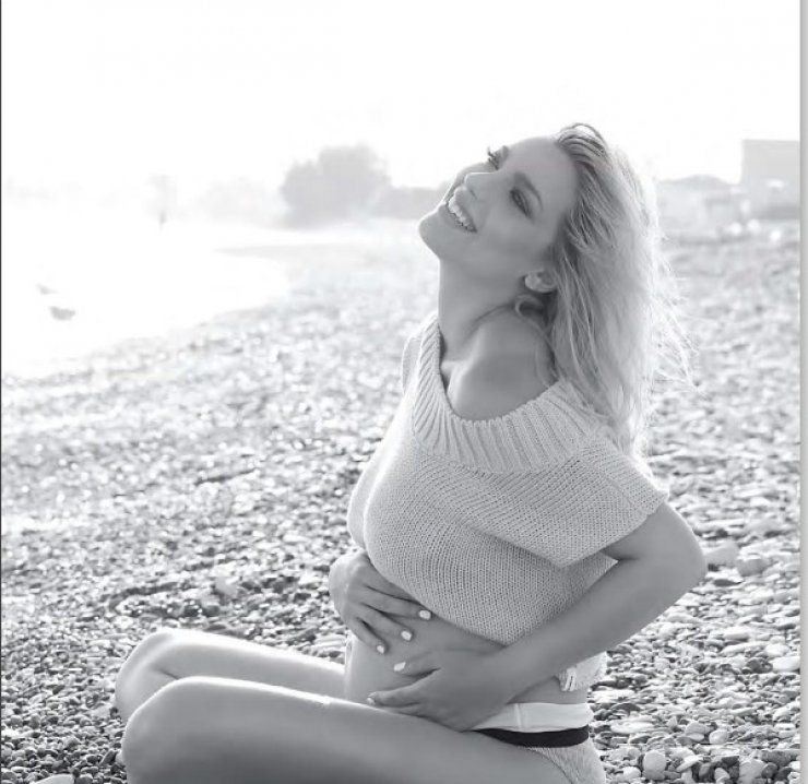 Άντρη Καραντώνη: Eντυπωσιακή σε βραδινή της έξοδο λίγο πριν γεννήσει