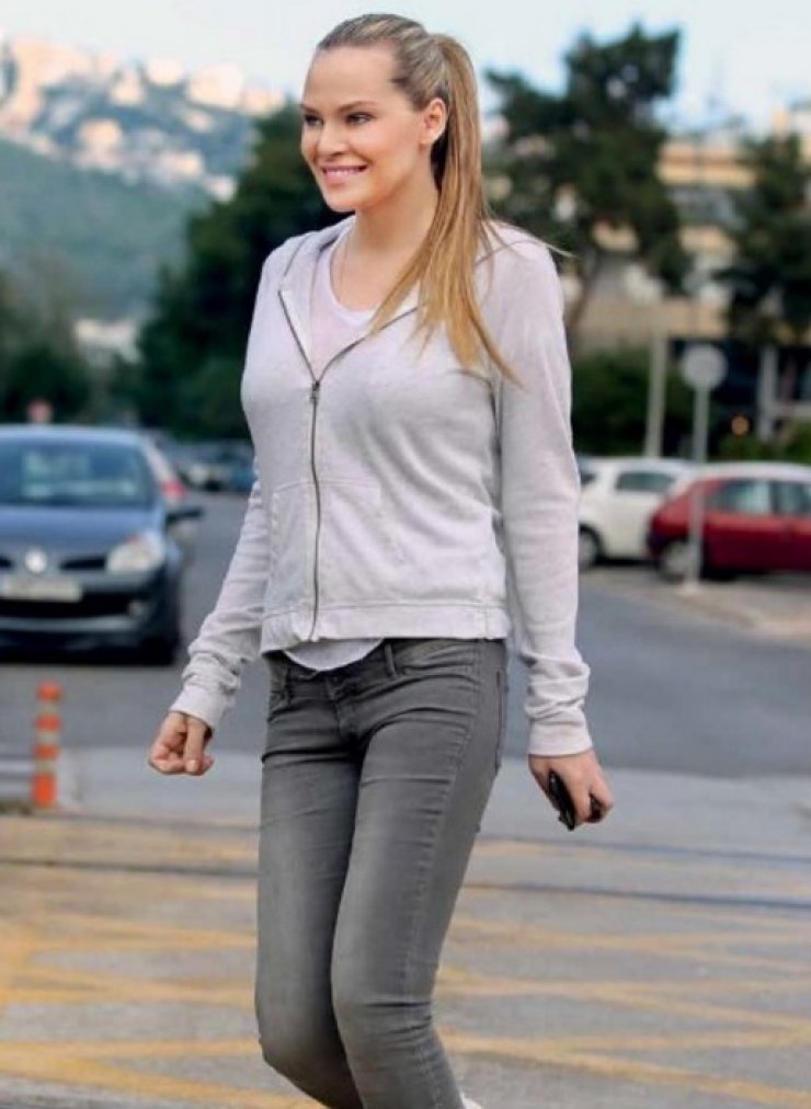 Yβόννη Μπόσνιακ: Κοροιδεύει τον εαυτό της για τα ελληνικά της στα κυπριακά καλλιστεία