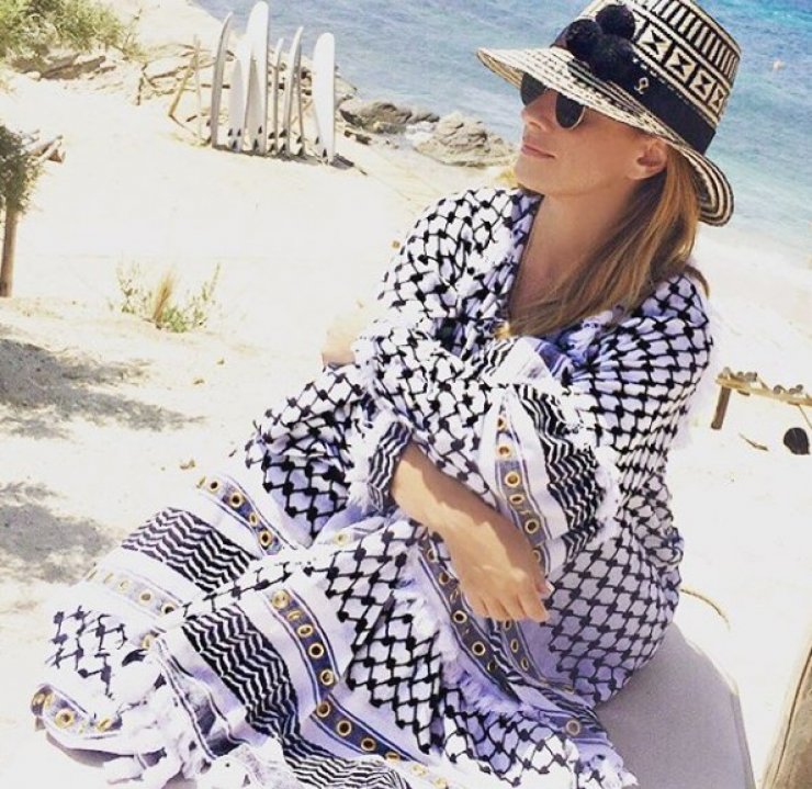 Έμιλυ Γιολίτη:  Εντυπωσιάζει με stylish μπικίνι στην παραλία