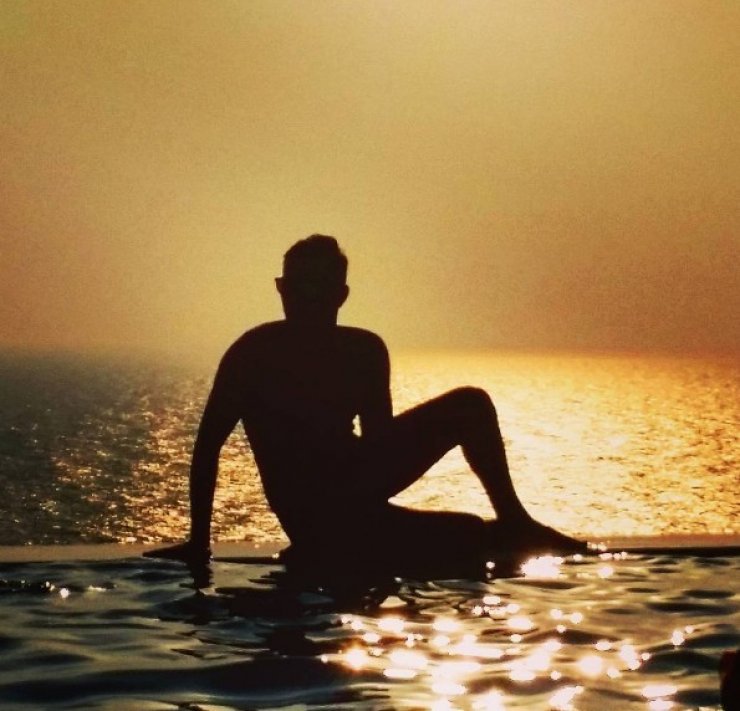 Επώνυμος Κύπριος απολαμβάνει τις διακοπές του σε πανέμορφο ελληνικό νησί