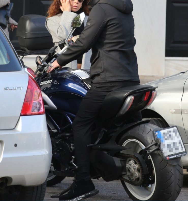 Επώνυμη Κύπρια ανεβαίνει τα σκαλιά της εκκλησίας