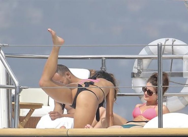 Ποια είναι η τραγουδίστρια που απολαμβάνει τον ήλιο κι εμείς... τα προσόντα της; 