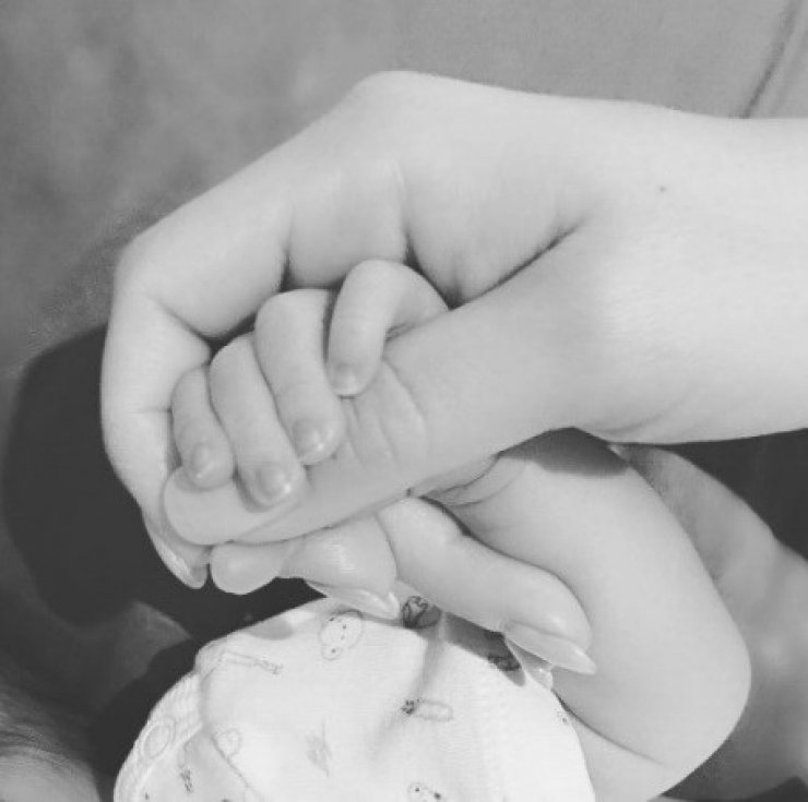 Επώνυμη Ελληνίδα: Έγινε μανούλα!