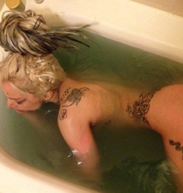 ΣΟΚ: Η Lady Gaga στην μπανιέρα σε ημιλιπόθυμη κατάσταση