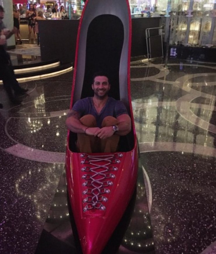 Κυριάκος Πελεκάνος: Ακομπλεξάριστος μας δείχνει το γαμπριάτικο κοστούμι του