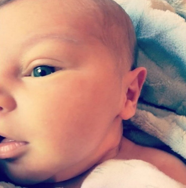 Αυτός είναι ο κούκλος γιος επώνυμης Ελληνίδας