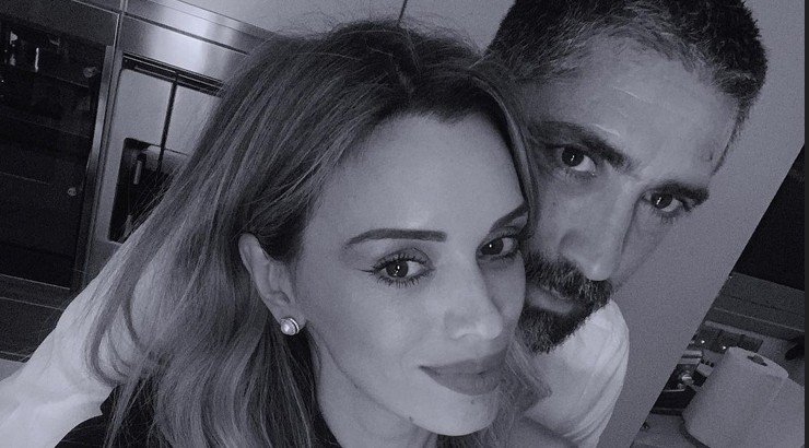 Μιχάλης Κωνσταντίνου: Η εικόνα που φιλάει στα χείλη τη σύζυγο του και την έβγαλε ο γιος τους