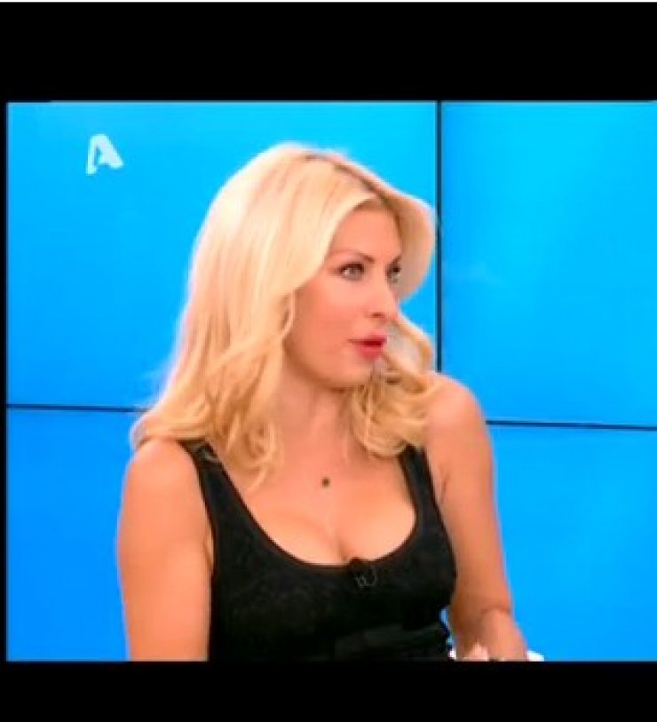  Ελένη Μενεγάκη: «Φοβάμαι μην με πιάσει κανένας πόνος στην κοιλιά και πέσω κάτω»