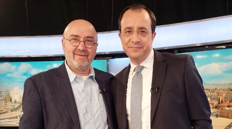 Το όμορφο στιγμιότυπο με μαθητές δημοτικού να παρακολουθούν την πρώτη συνέντευξη του ΠτΔ [εικόνα]