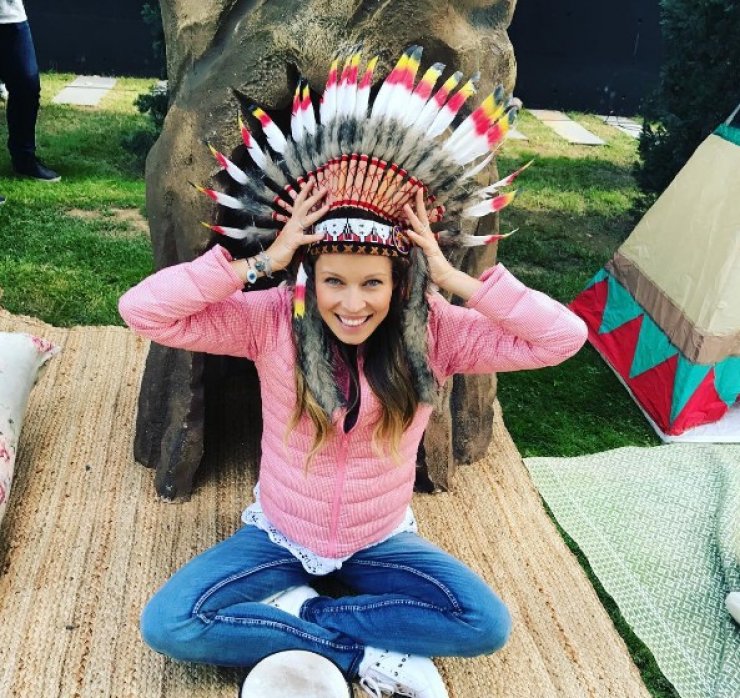 Αυτό δεν το περιμέναμε! Η Μαριέττα Χρουσαλά στον 6ο μήνα εγκυμοσύνης ποζάρει στο κρεβάτι της ημίγυμνη και άβαφη