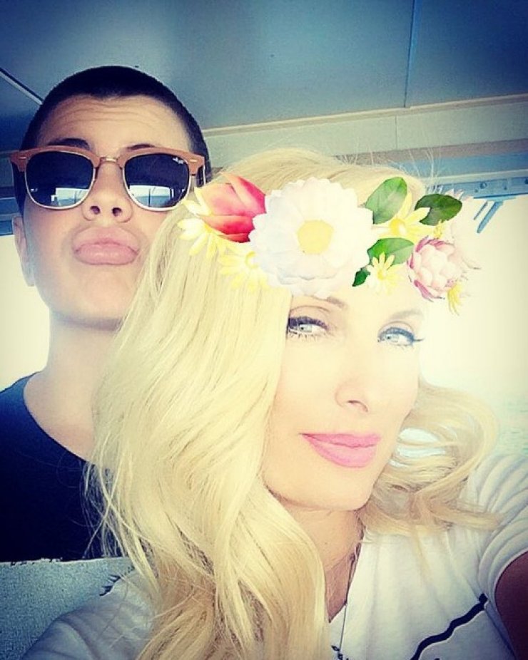 Ο Άγγελος Λάτσιος "ξαναχτυπά": Το νέο σχόλιο στη φωτογραφία της μαμάς του, Ελένης Μενεγάκη