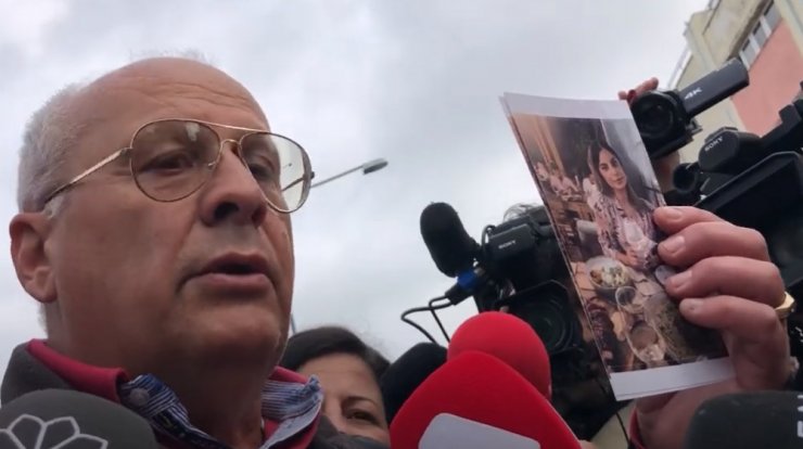 Σπαρακτικές εικόνες: Πατέρας αναζητεί την 24χρονη Αναστασία από την Πάφο στα συντρίμμια του φονικού τρένου