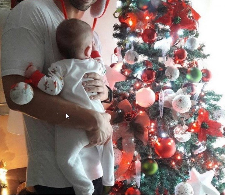 Αυτά είναι τα πρώτα Χριστούγεννα με την κορούλα του για αγαπημένο ζευγάρι της ελληνικής showbiz