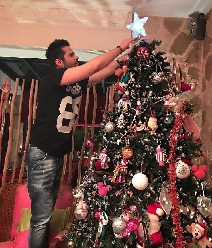 Γιώργος Τσαλίκης: Μας ξεναγεί στο υπέροχο διακοσμημένα σπίτι του για τα Χριστούγεννα