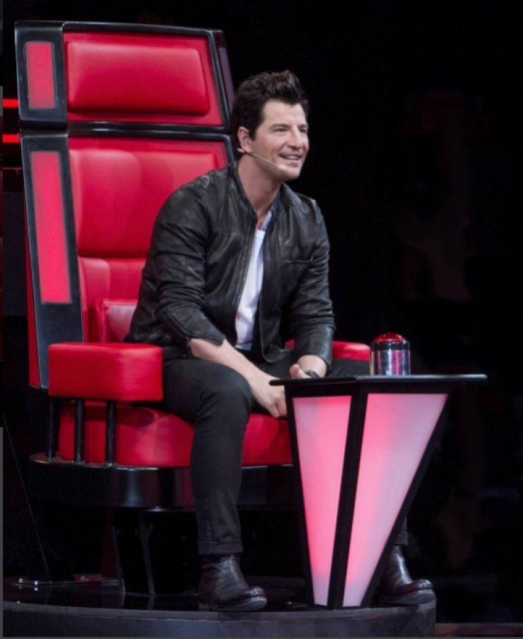 H κόρη του Σάκη Ρουβά στο πλατό του "The Voice" 