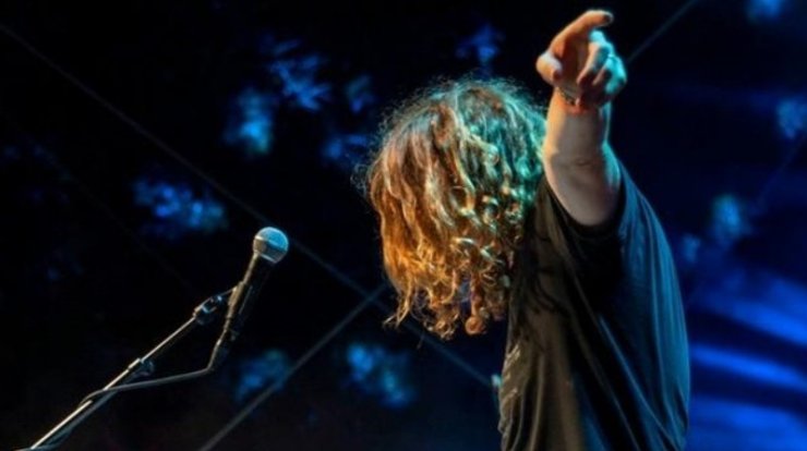 Ανείπωτη τραγωδία για διάσημο τραγουδιστή: "Έφυγε" από τη ζωή ο 16χρονος γιος του